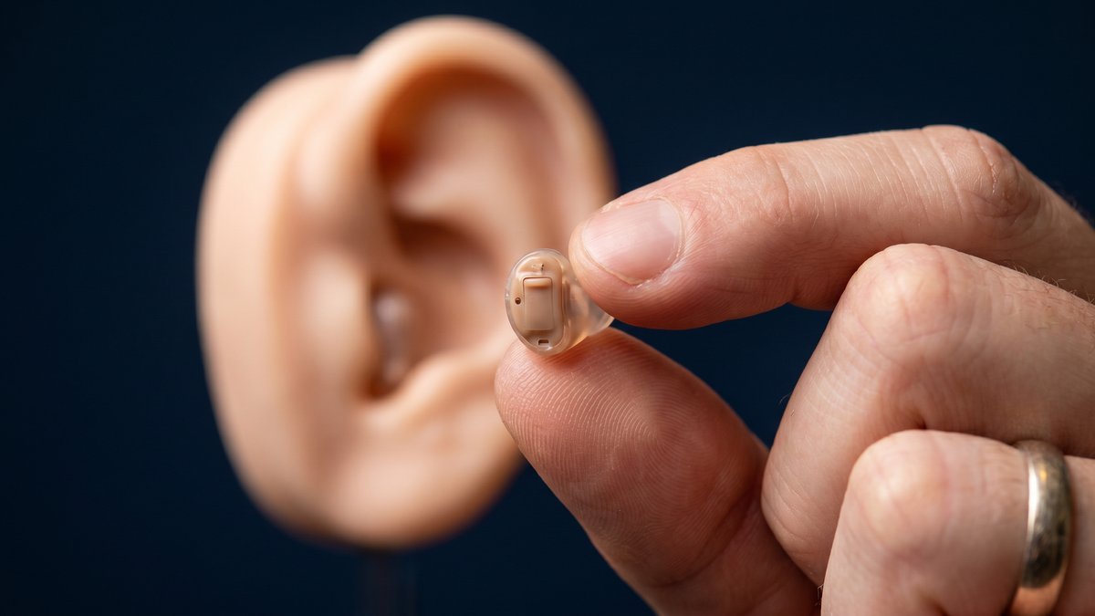 Invisible hearing aids IIC and CIC styles guide